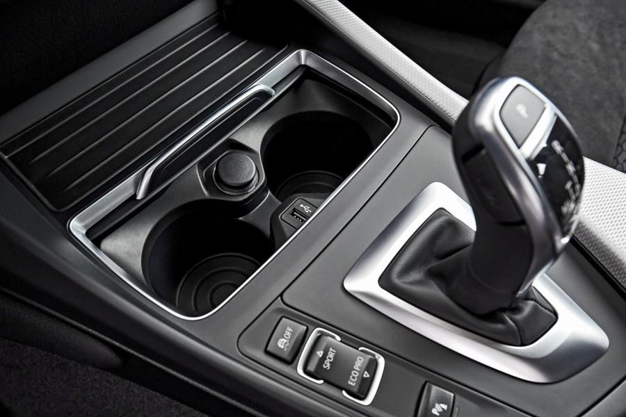 Детали интерьера BMW M240i xDrive Coupe 2017 года  (WW) (фото 96 из 116)